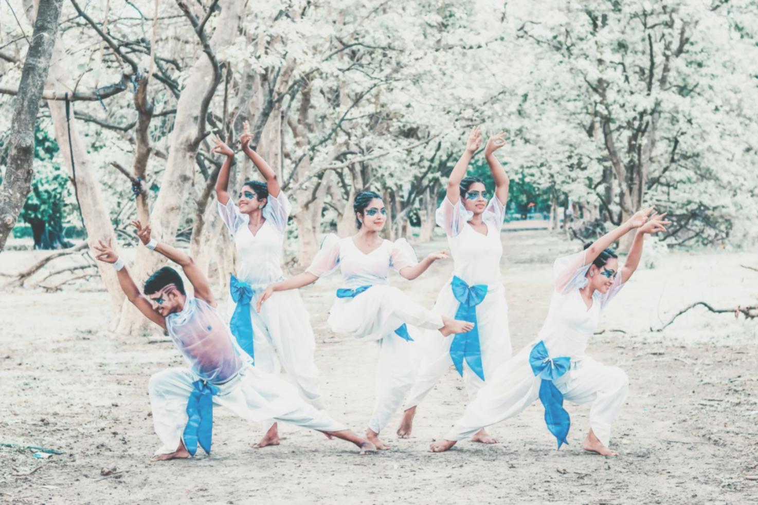 Coppia che danza in armonia durante una sessione di partner dancing