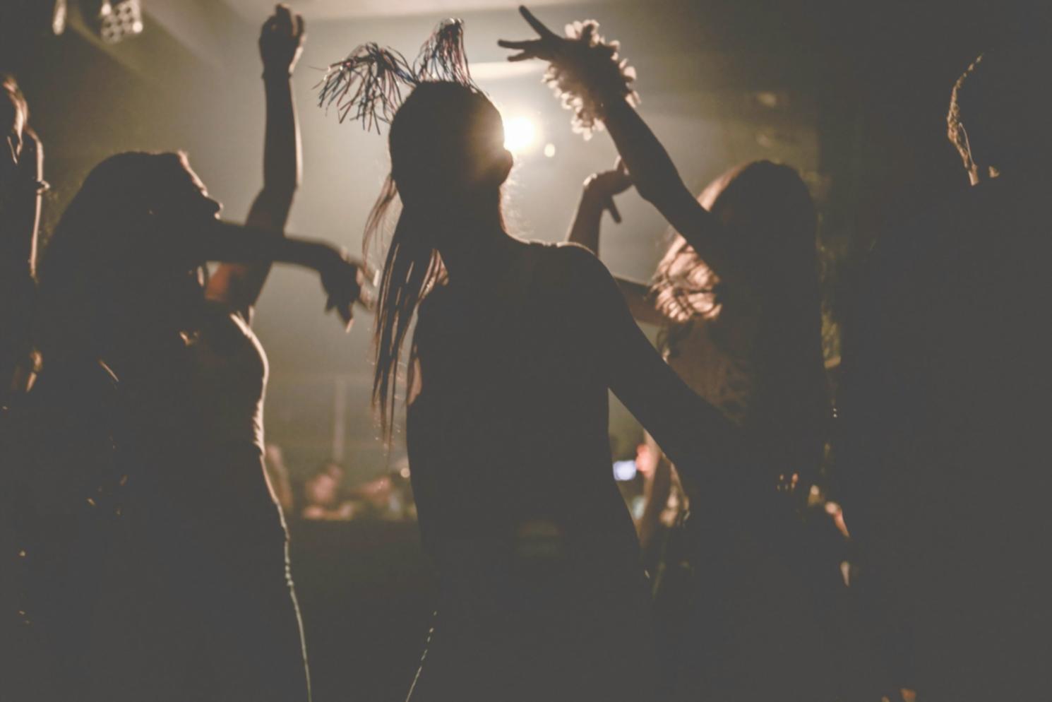 Ballerini che praticano insieme in un ambiente di apprendimento