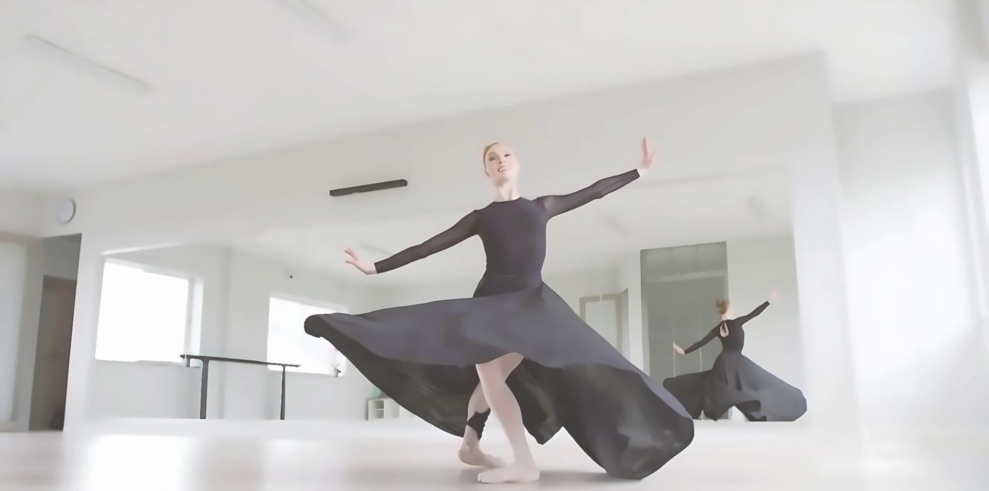 Momento di apprendimento durante una sessione di danza di coppia